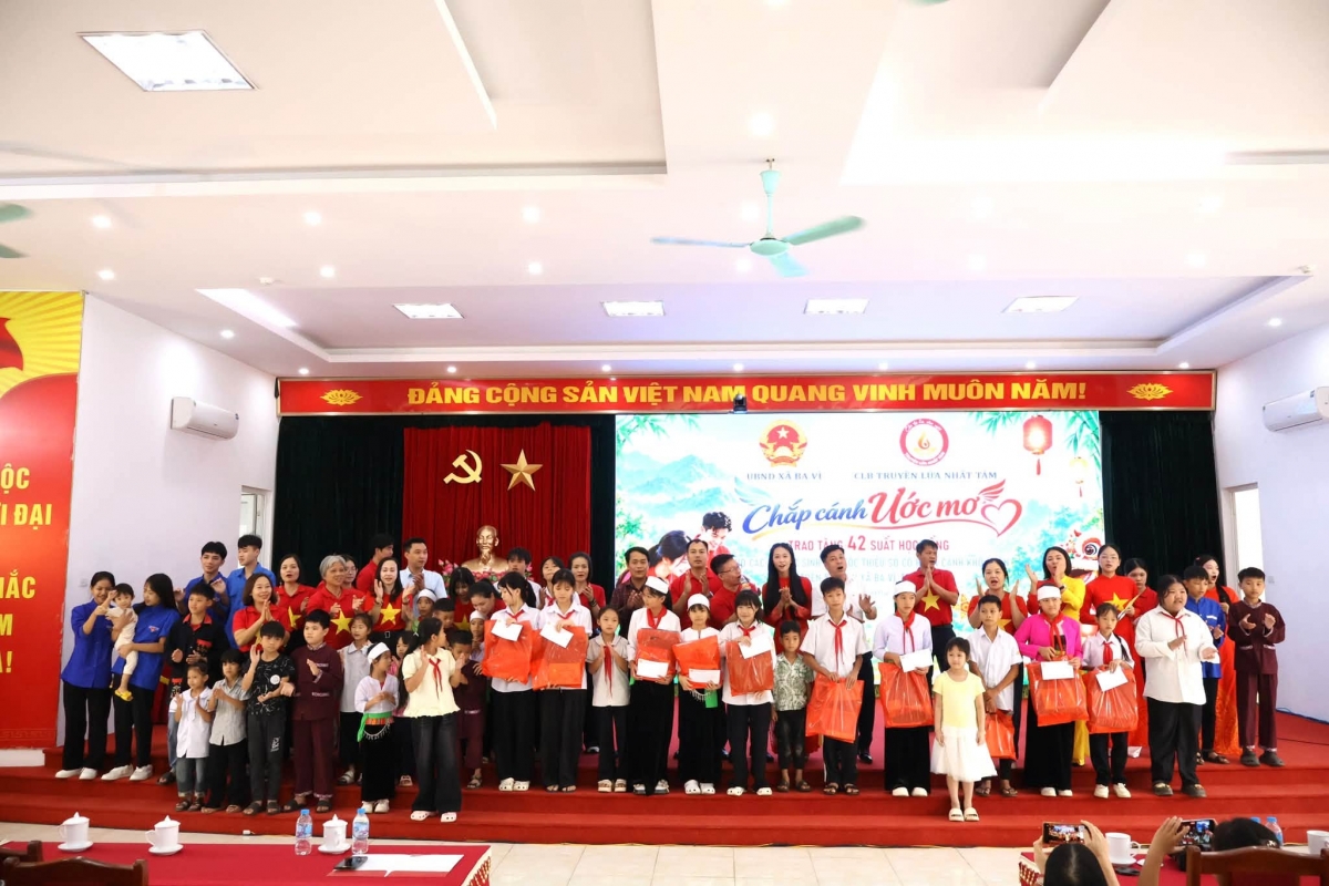 Các đại biểu tặng quà Trung thu cho các em học sinh dân tộc thiểu số tại xã Ba Vì