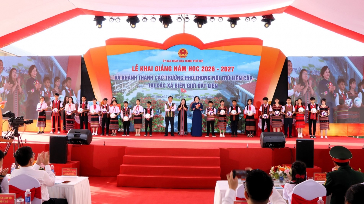 Phó Thủ tướng Chính phủ Phạm Thị Thanh Trà trao quà tặng học sinh Trường Phổ thông nội trú liên cấp A Lưới 3, thành phố Huế.