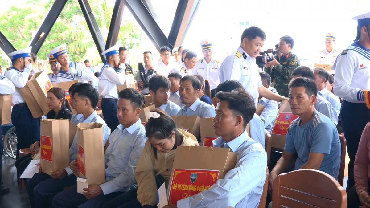 Bộ Tư lệnh Vùng 4 Hải quân trao 32 suất quà tặng các ngư dân
