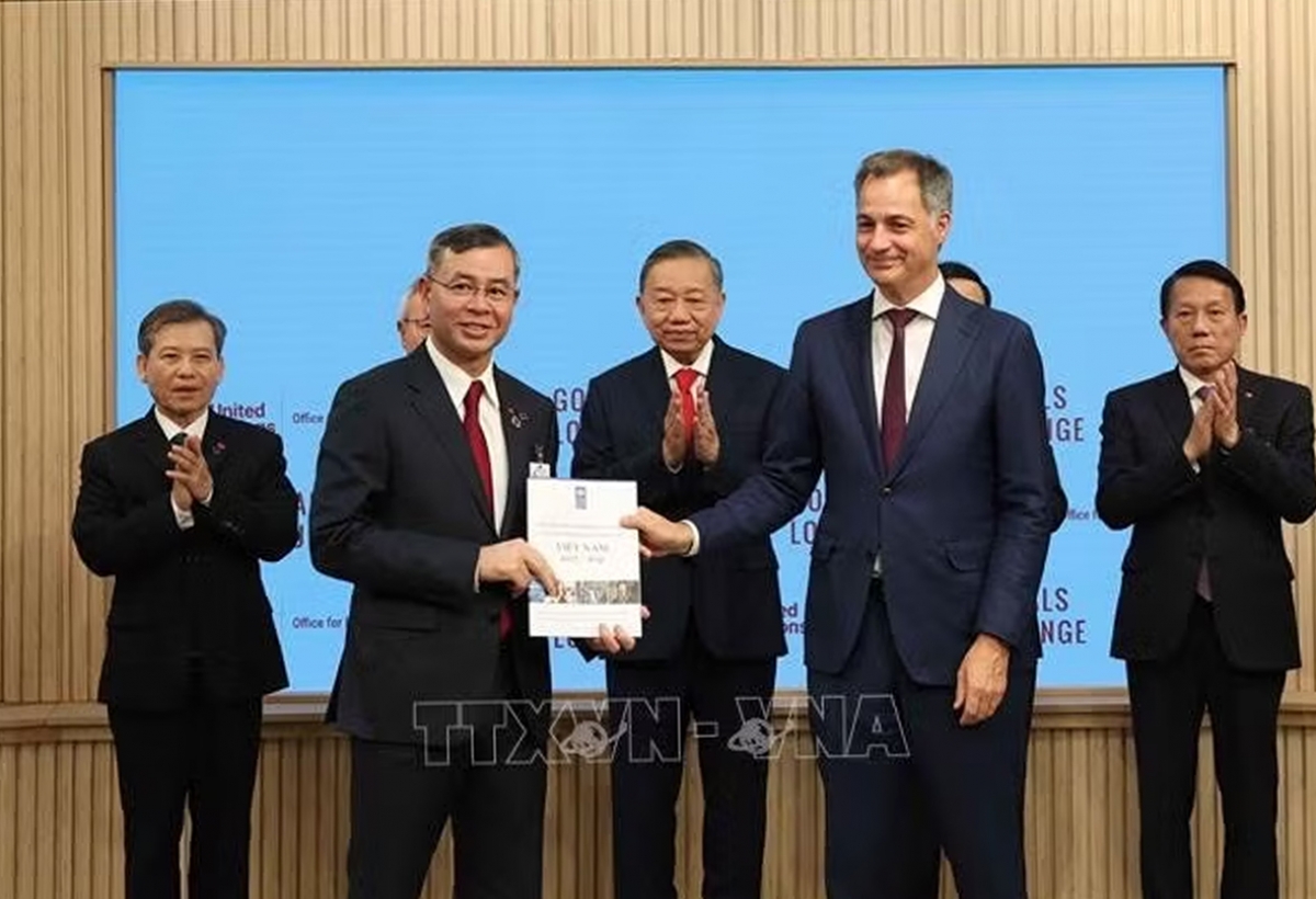 Bộ trưởng Ngô Văn Tuấn và ông Alexander De Croo, Tổng Giám đốc điều hành UNDP trao văn kiện