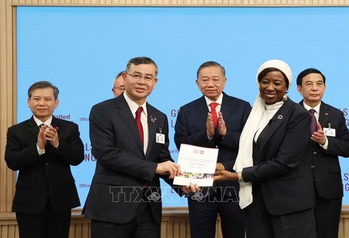Bộ trưởng Ngô Văn Tuấn và bà Diene Keita, Giám đốc điều hành UNFPA trao văn kiện
