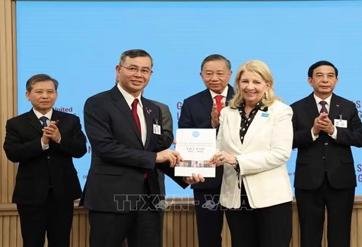 Bộ trưởng Ngô Văn Tuấn và bà Catherine Russell, Giám đốc điều hành UNICEF trao văn kiện