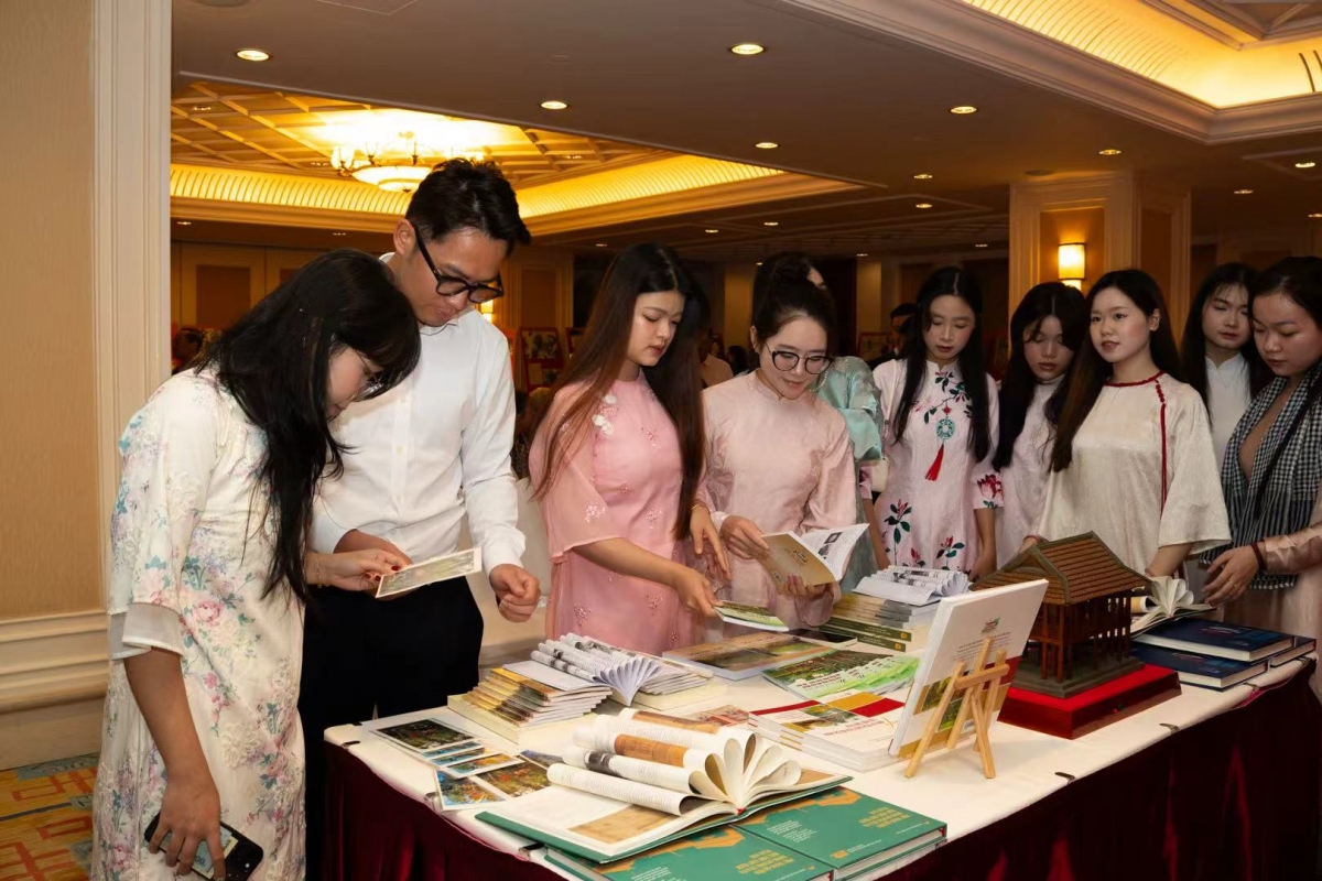 Các bạn lưu học sinh Việt Nam tại Vân Nam tìm hiểu tư liệu về Chủ tịch Hồ Chí Minh