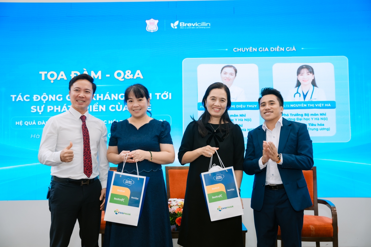 Các chuyên gia diễn giả tham dự Tọa đàm Tác động của kháng  sinh tới sự phát triển của trẻ.
