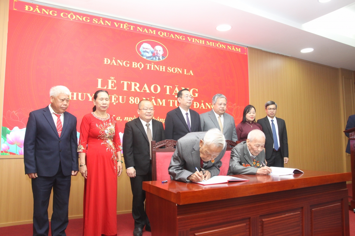 Các đảng viên được tặng Huy hiệu 80 năm tuổi Đảng ký vào sổ tặng Huy hiệu Đảng của Đảng bộ, Chi bộ.