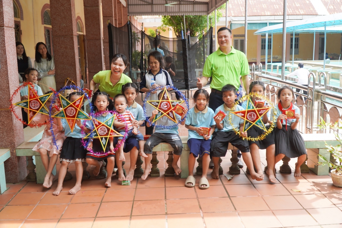 Các em nhận quà trung thu từ Chương trình. Ảnh: Food Bank