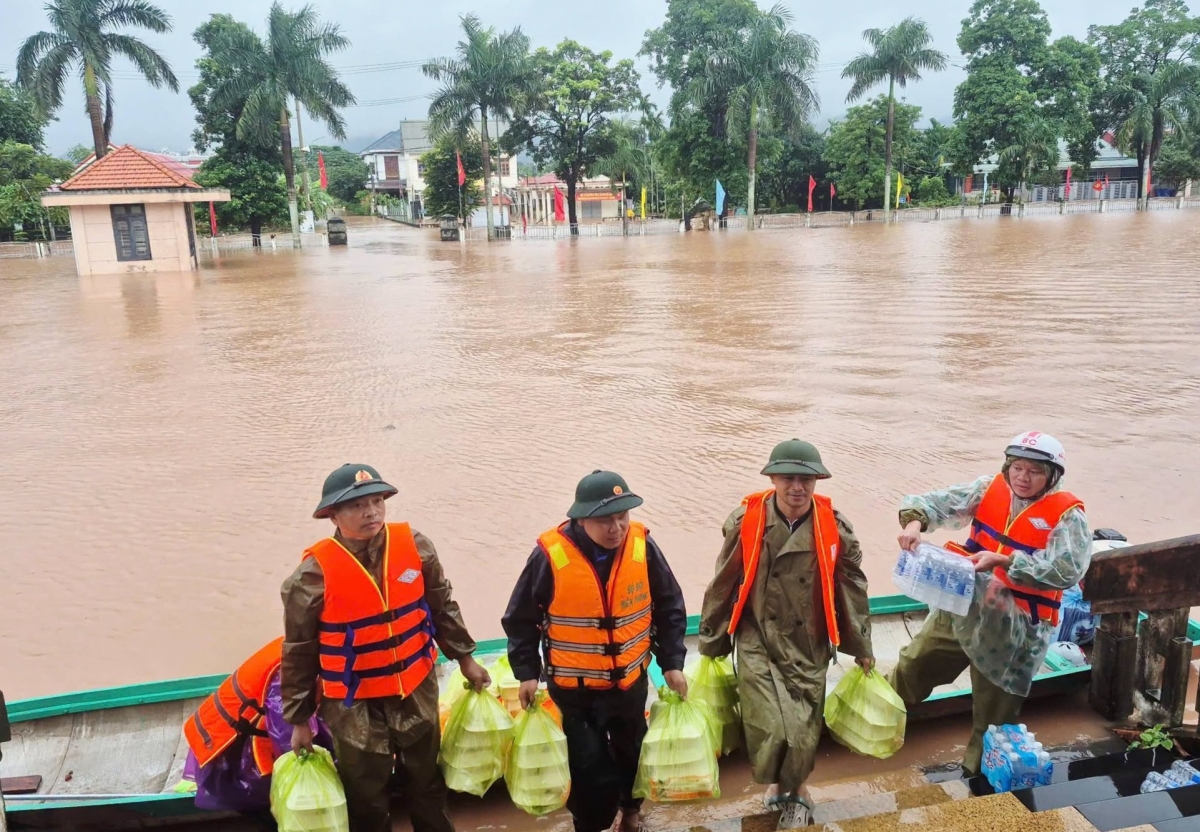 Các lực lượng đưa cơm, nước uống hỗ trợ bà con vùng ngập lụt