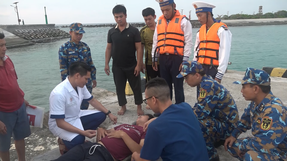 Các y, bác sĩ thăm hỏi ngư dân