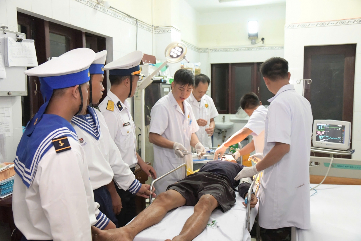 Các y bác sĩ Bệnh xá đảo Trường Sa thăm khám cho ngư dân