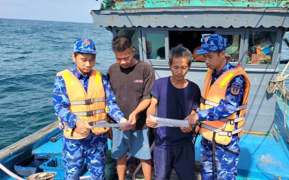 Cán bộ tàu CSB 2008, Hải đội 112, Hải đoàn 11 tuyên truyền IUU cho ngư dân đang hoạt động trên biển