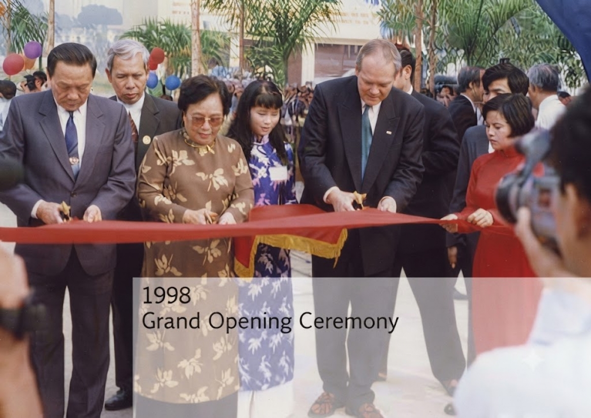 Ông George Mizo (bên phải) cắt băng khánh thành làng Hữu Nghị Việt Nam năm 1998