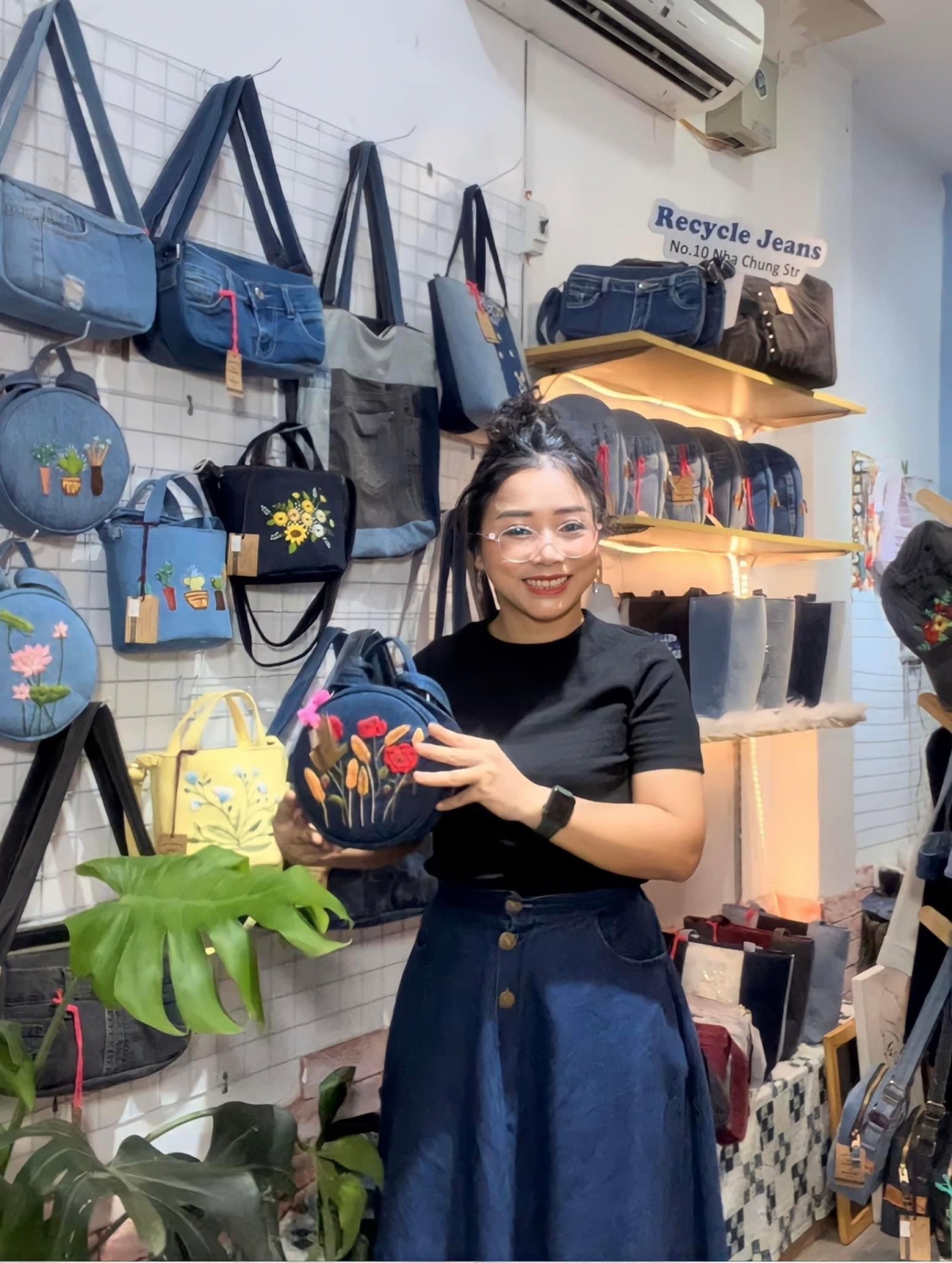 Chị Bùi Thị Kim Ngân, người sáng lập thương hiệu RenewJeans (made in Hanoi)