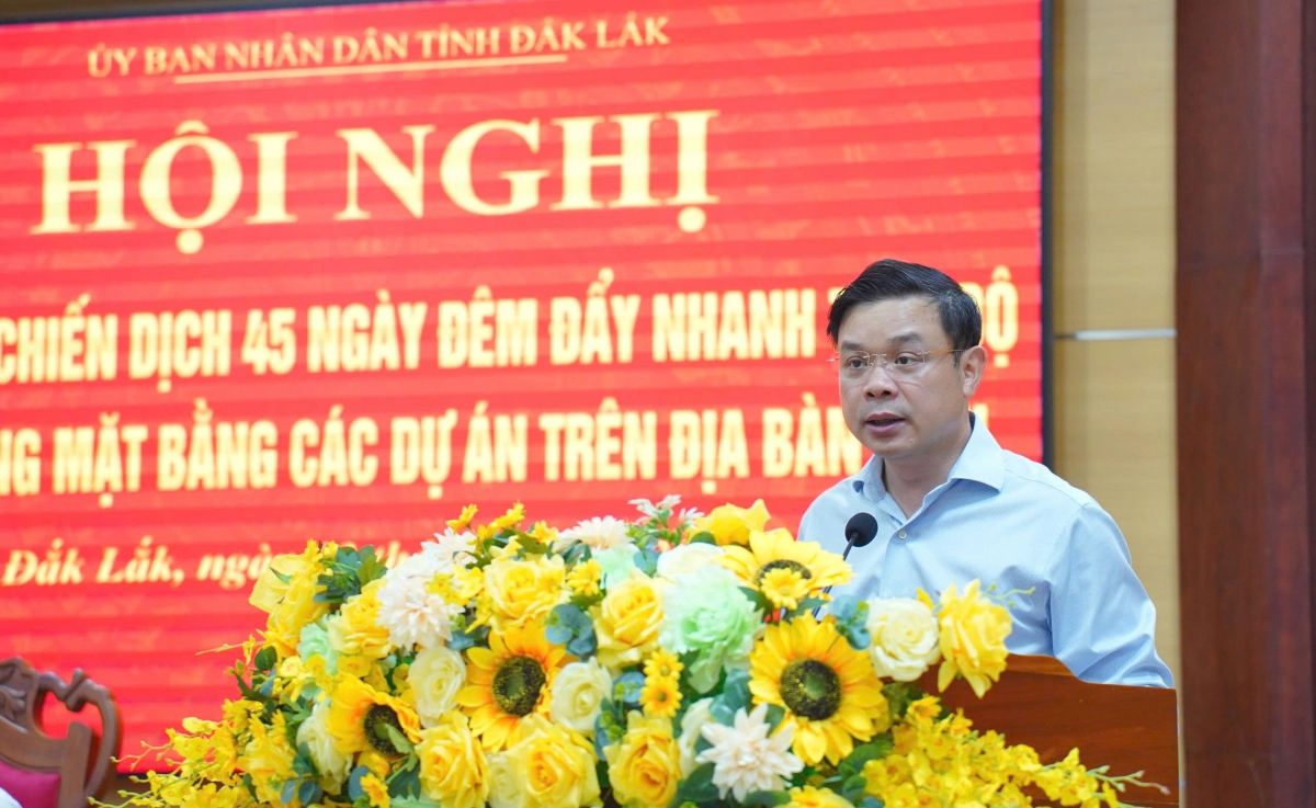 Chủ tịch UBND tỉnh Đắk Lắk Đỗ Hữu Huy yêu cầu các nhà thầu khẩn trương thi công trên phần mặt bằng đã được bàn giao, “không để tình trạng đất có mà không thi công”.