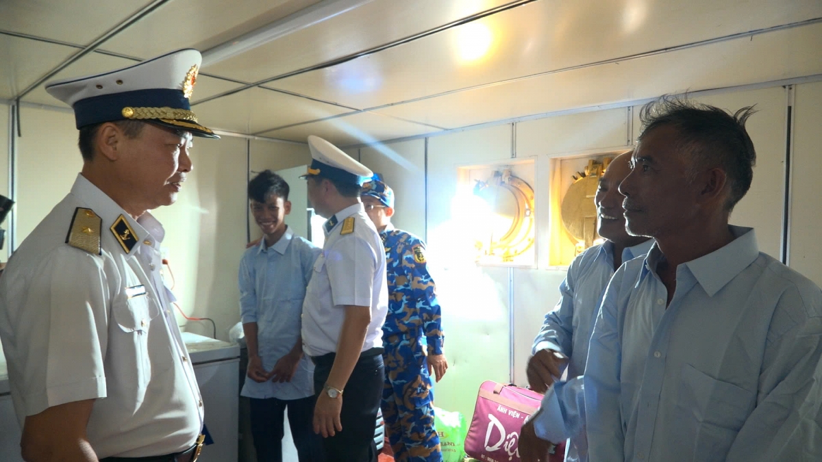 Chuẩn Đô đốc Nguyễn Anh Tuấn, Tư lệnh Vùng 4 Hải quân thăm hỏi sức khỏe các ngư dân
