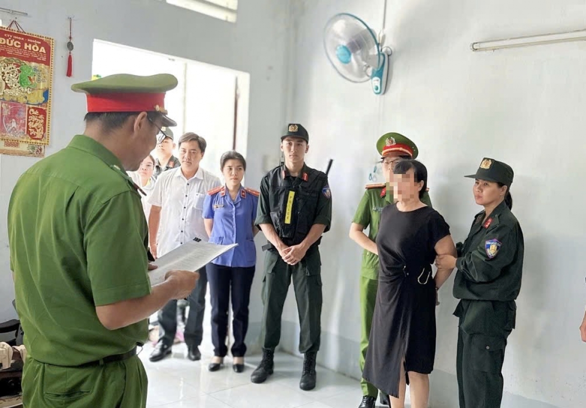 Cơ quan Cảnh sát điều tra tống đạt các quyết định tố tụng đối với bị can Nguyễn Thị Châu- Ảnh: Công an thành phố Cần Thơ