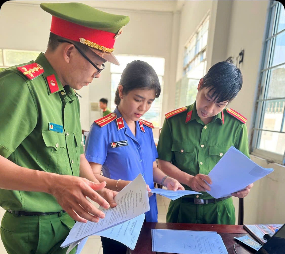 Cơ quan điều tra khám xét, thu giữ nhiều tài liệu liên quan đến vụ việc- Ảnh: Công an thành phố Cần Thơ.