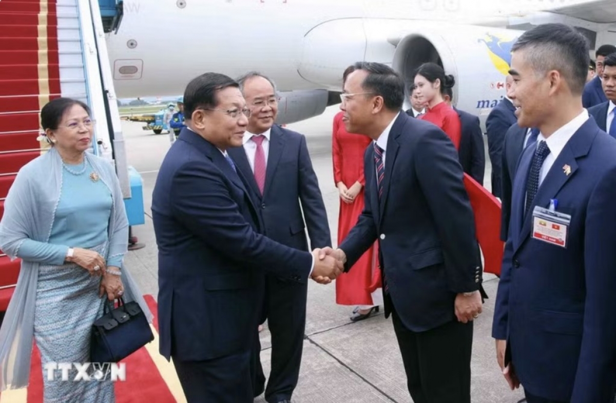 Thứ trưởng Bộ Ngoại giao Nguyễn Hoàng Long đón Tổng thống nước Cộng hòa Liên bang Myanmar Min Aung Hlaing và Phu nhân tại sân bay quốc tế Nội Bài, Hà Nội.