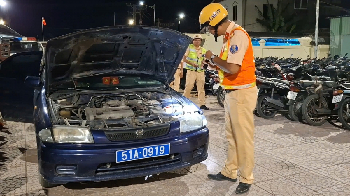 CSGT kiểm tra ô tô gắn biển số xanh giả, tài xế có nhiều vi phạm.