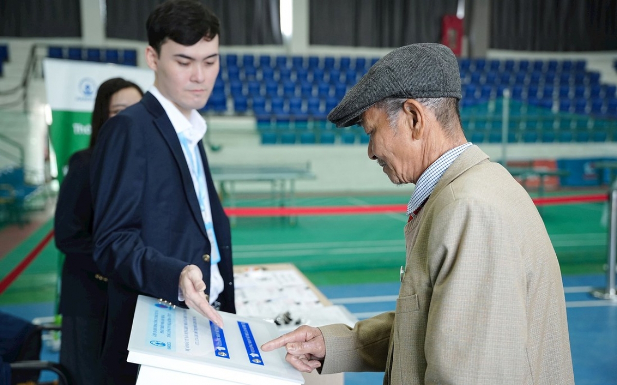 Người dân tìm hiểu thông tin tại Dự án nhà ở xã hội CT3 khu đô thị Kim Chung (xã Thiên Lộc, thành phố Hà Nội).