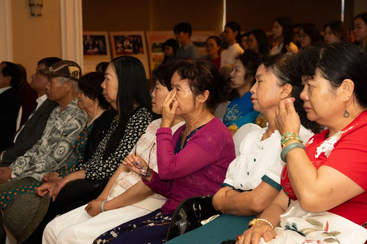 Đại biểu, khách mời xúc động khi xem những thước phim, hình ảnh về chủ tịch Hồ Chí Minh