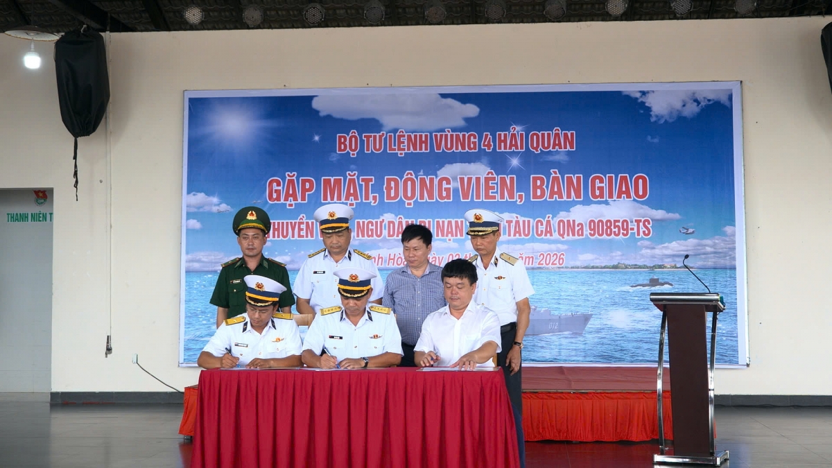 Đại diện các cơ quan chức năng ký biên bản bàn giao 32 ngư dân theo quy định