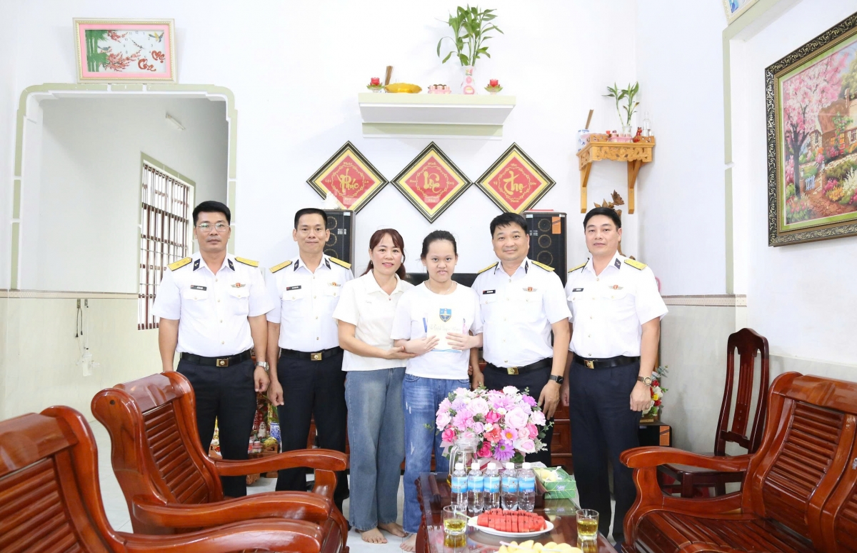 Đại tá Bùi Xuân Bình, Bí thư Đảng ủy, Chính ủy Vùng 4 Hải quân trao quà tặng cháu Cao Ngọc Quỳnh