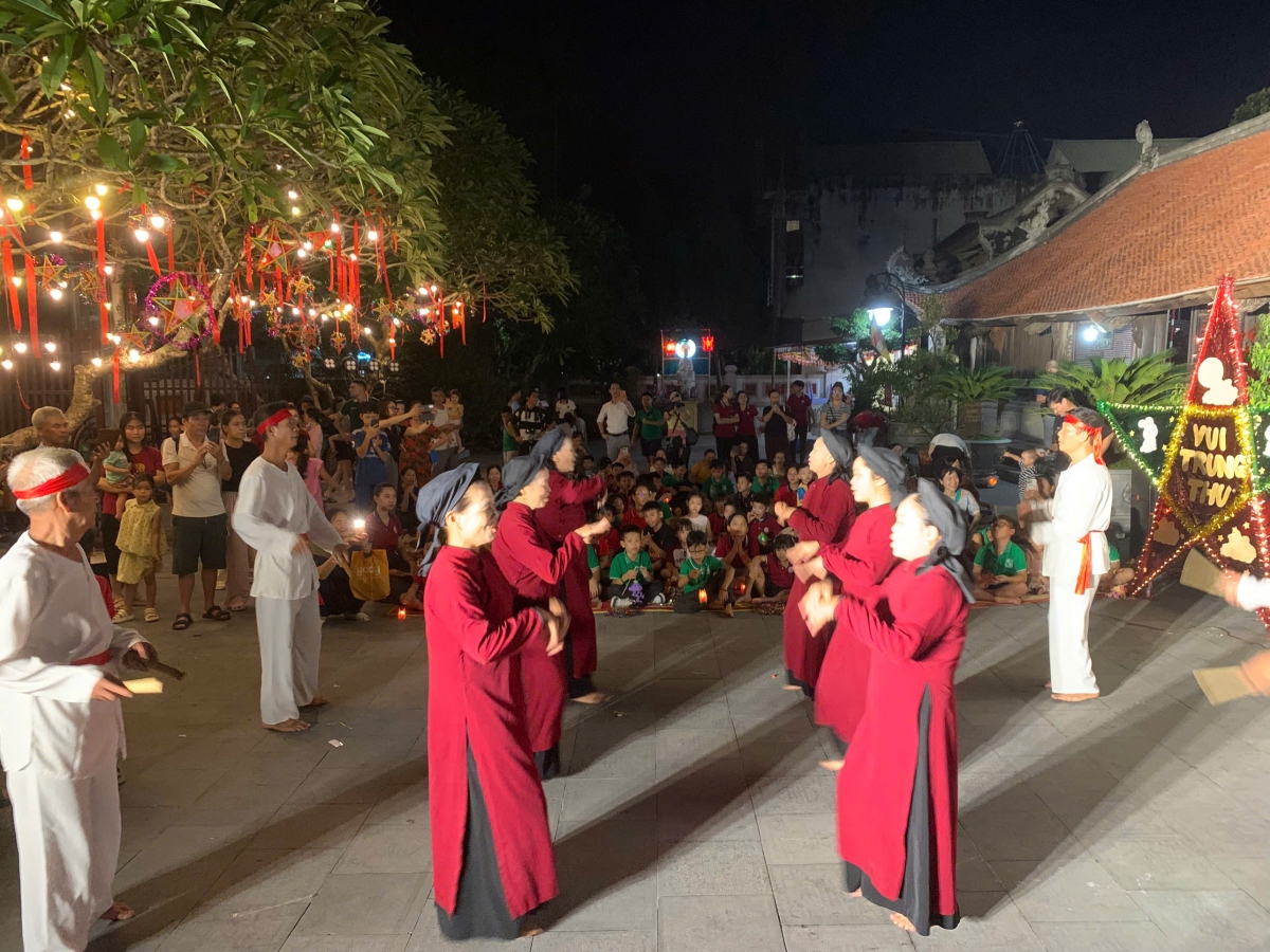 Điệu hát Xoan vang lên giữa không gian đình cổ, đưa các em học sinh đến gần hơn với di sản quê hương.