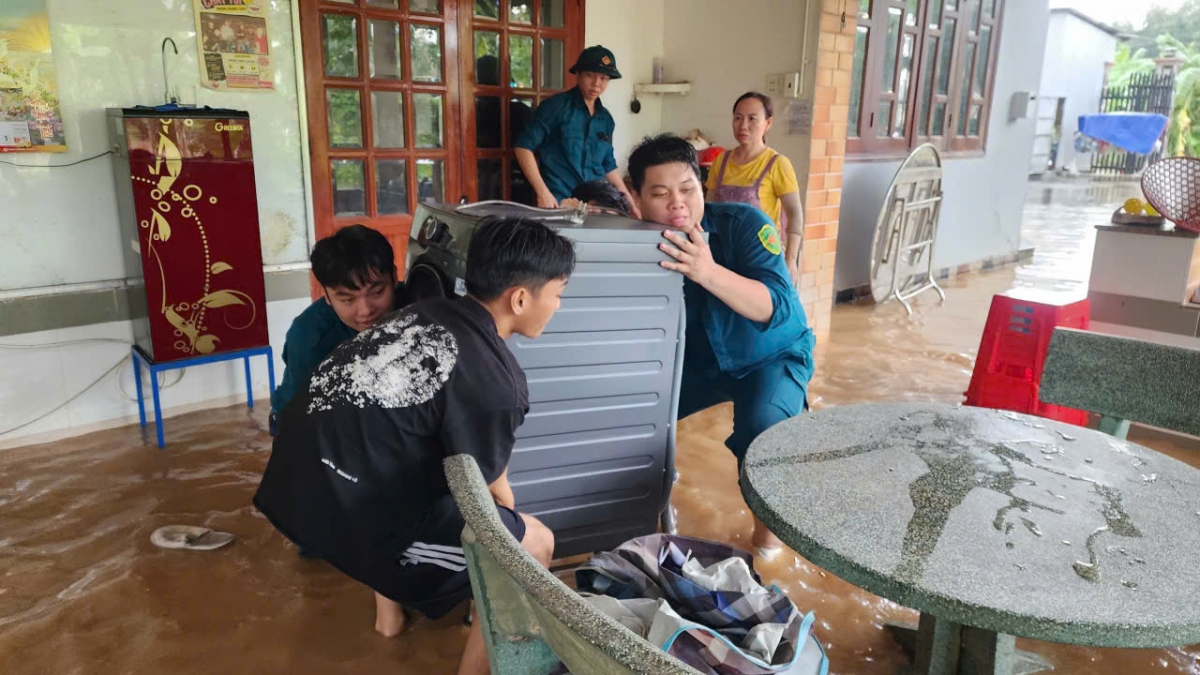 Hỗ trợ dân dọn dẹp nhà cửa sau ngập nặng