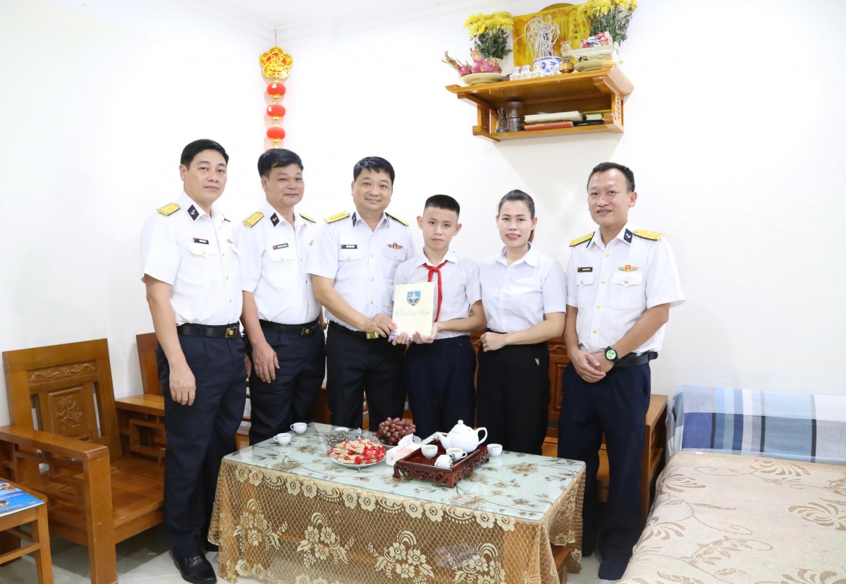 Đoàn công tác Bộ Tư lệnh Vùng 4 Hải quân chụp ảnh lưu niệm cùng gia đình cháu Ngô Gia Bảo