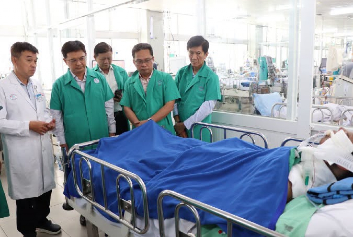 Đoàn công tác đến thăm từng giường bệnh.