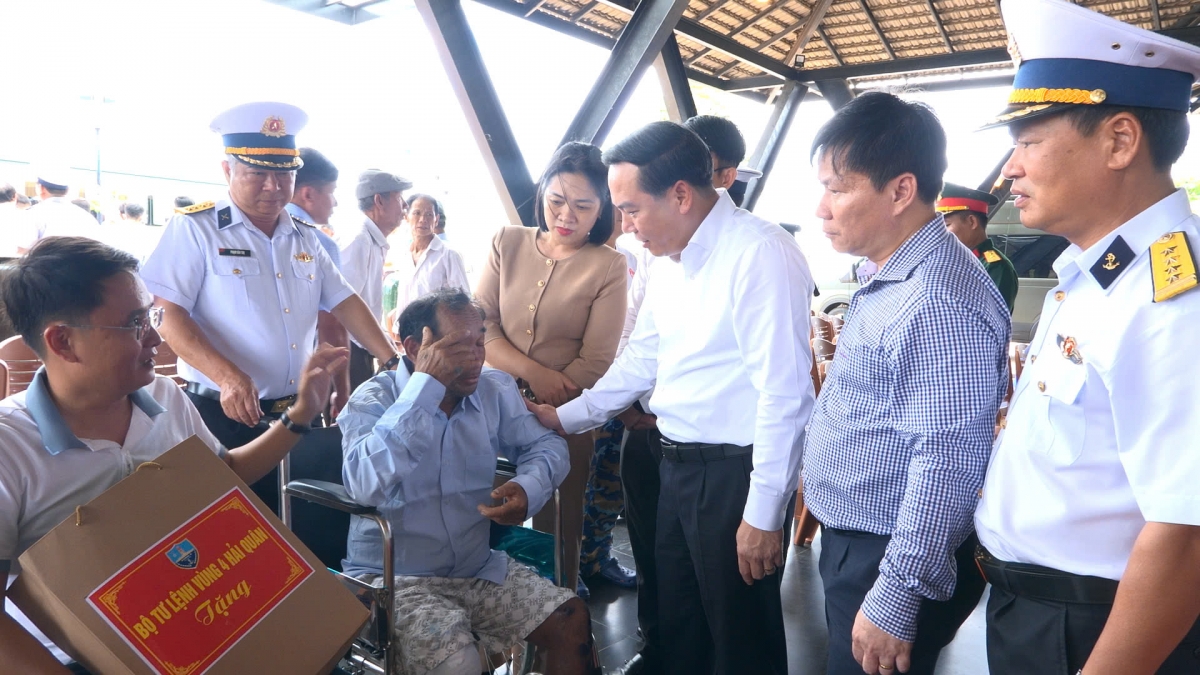 Đồng chí Hồ Xuân Trường, Ủy viên dự khuyết Trung ương Đảng, Phó Bí thư Thường trực Tỉnh ủy Khánh Hòa thăm hỏi các ngư dân