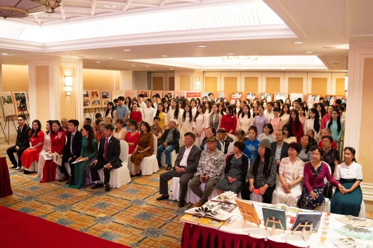 Đông đảo đại biểu, khách mời tham dự sự kiện