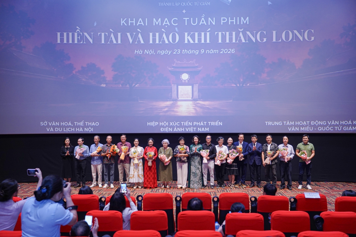 Phó Chủ tịch UBND thành phố Hà Nội Vũ Thu Hà cùng các lãnh đạo tặng hoa chúc mừng các nghệ sĩ, đạo diễn, nhà làm phim tham dự Tuần phim
