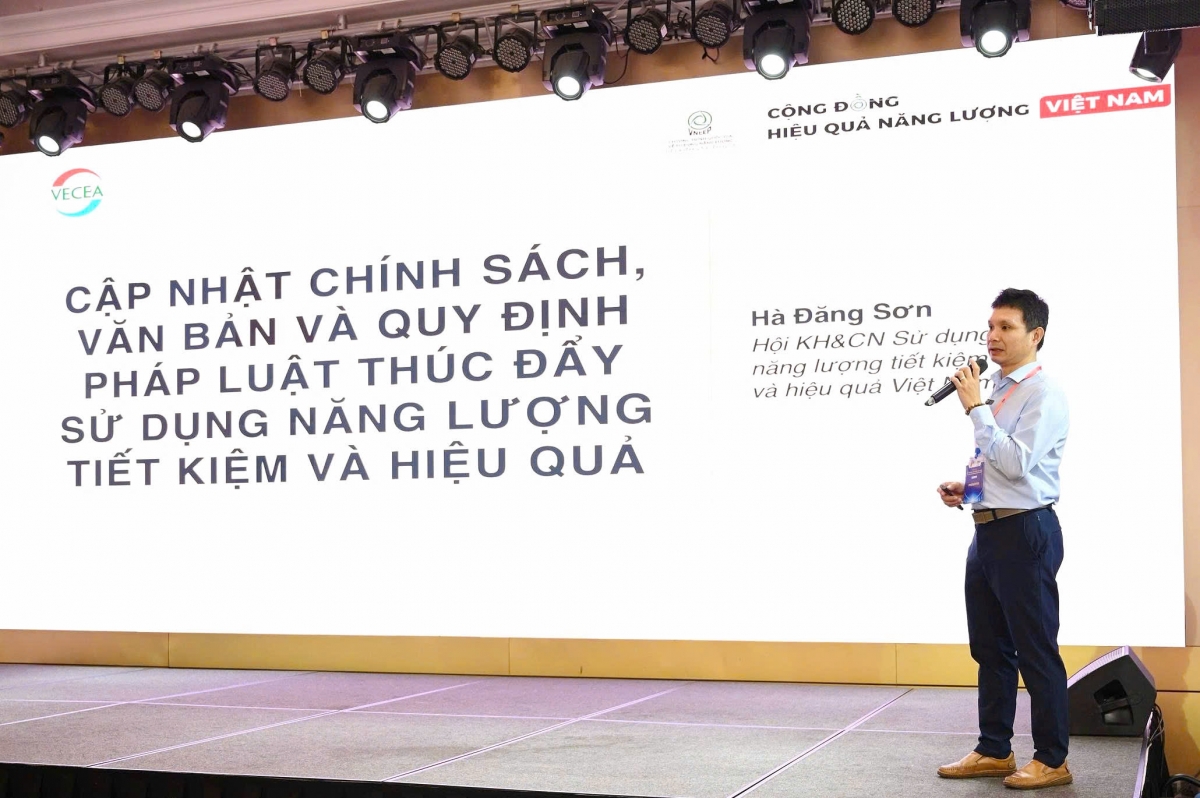 Chuyên gia năng lượng Hà Đăng Sơn - Ban Thư ký Hội Khoa học và công nghệ SDNLTK&amp;HQ cập nhật chính sách, văn bản quy phạm pháp luật và các quy định mới về sử dụng năng lượng tiết kiệm và hiệu quả tại hội thảo.