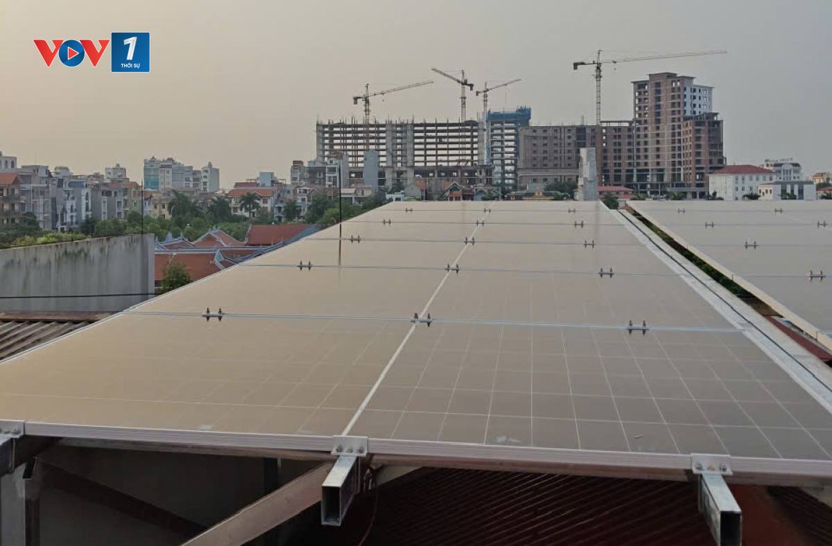 Nhiều hộ gia đình đã lắp điện mặt trời mái nhà