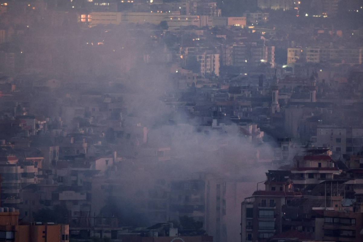 Khói bốc lên ở ngoại ô phía Nam của Beirut sau cuộc không kích. Ảnh: Reuters