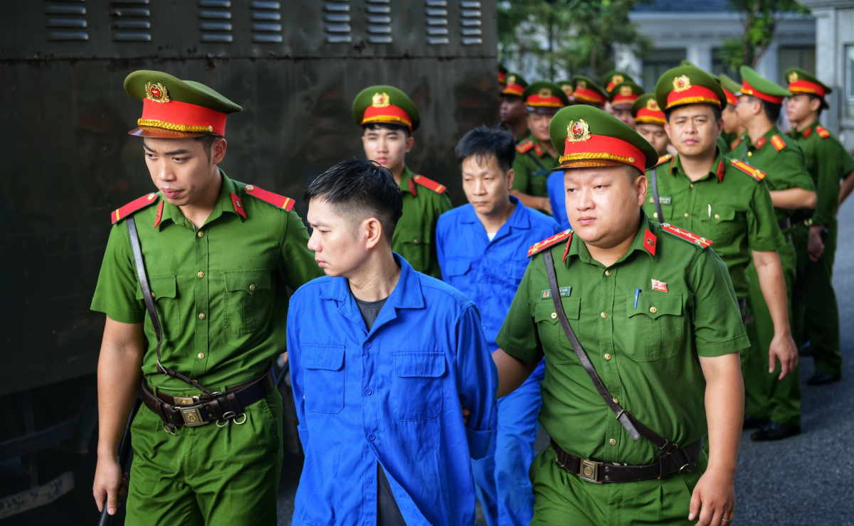 Các bị cáo được áp giải tới tòa.