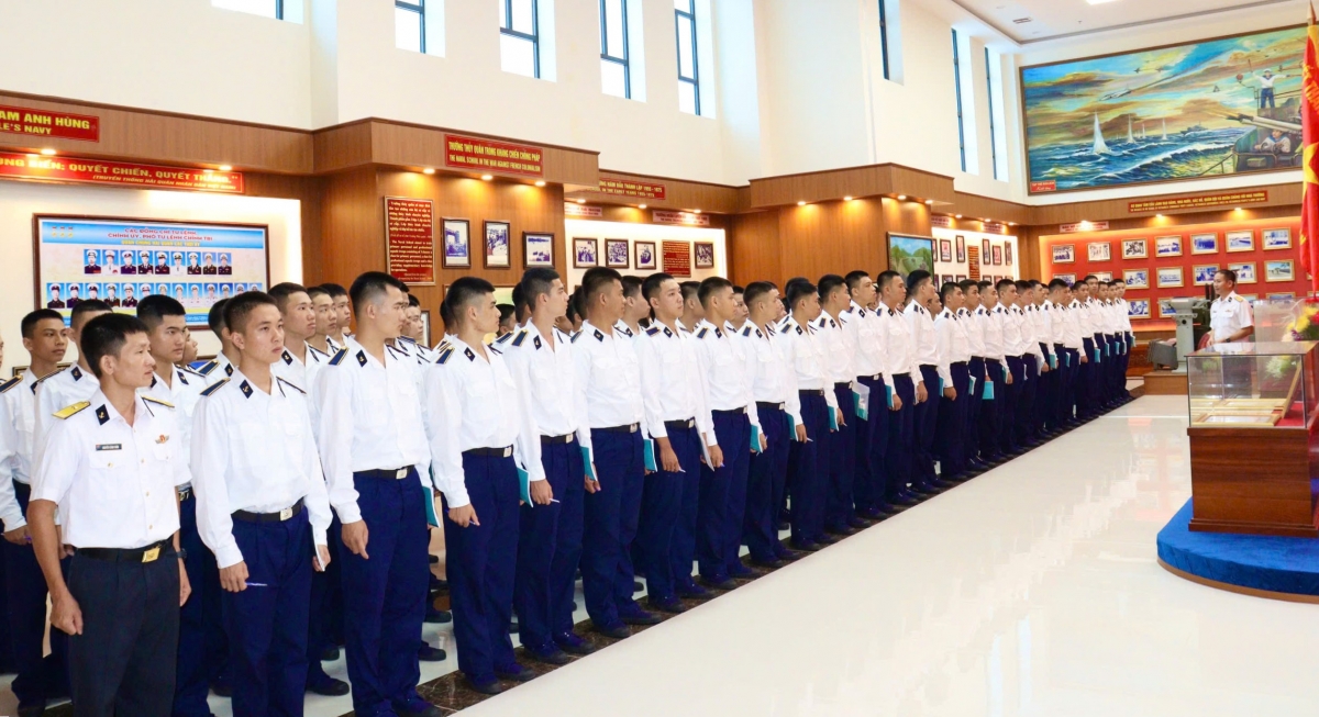 Học viên tham quan tại Phòng Truyền thống Học viện