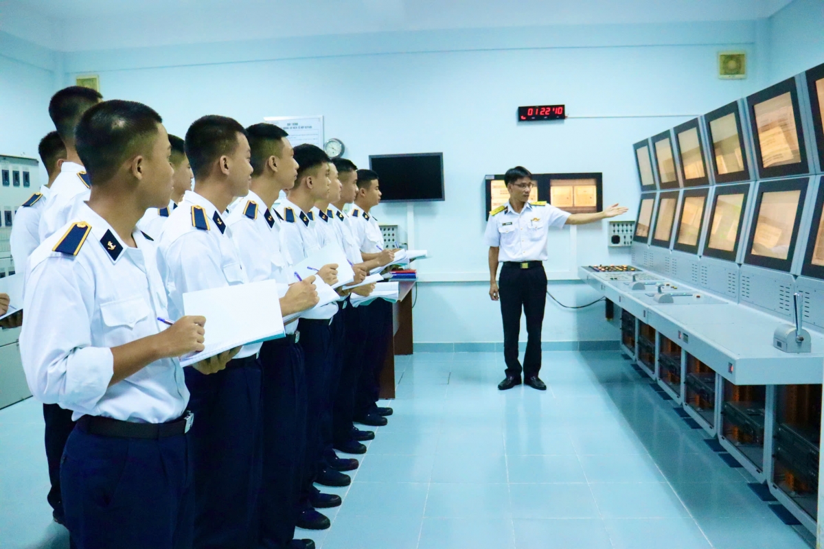 Học viên tham quan, học tập tại Trung tâm Huấn luyện mô phỏng Tác chiến