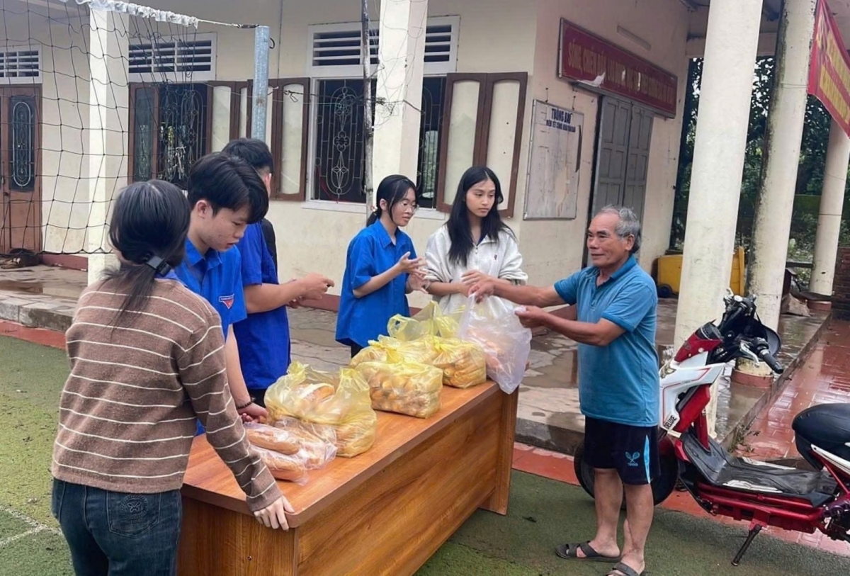 Hỗ trợ bữa sáng giúp đỡ người dân vùng ngập lụt