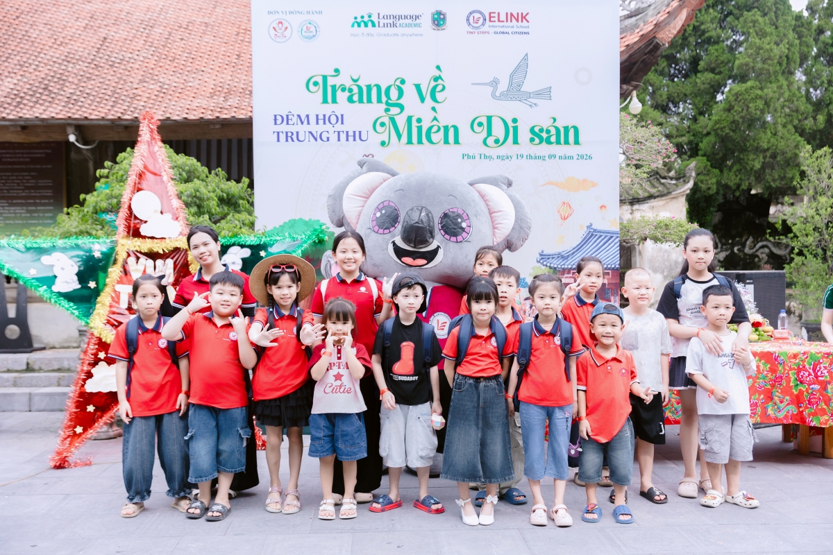 Các em học sinh lưu lại kỷ niệm trong chương trình Trung thu tại đình Hùng Lô.