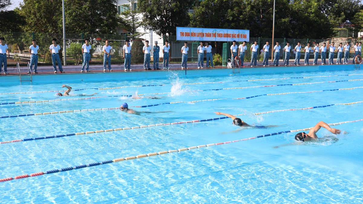 Cán bộ, thủy thủ rèn luyện thể lực