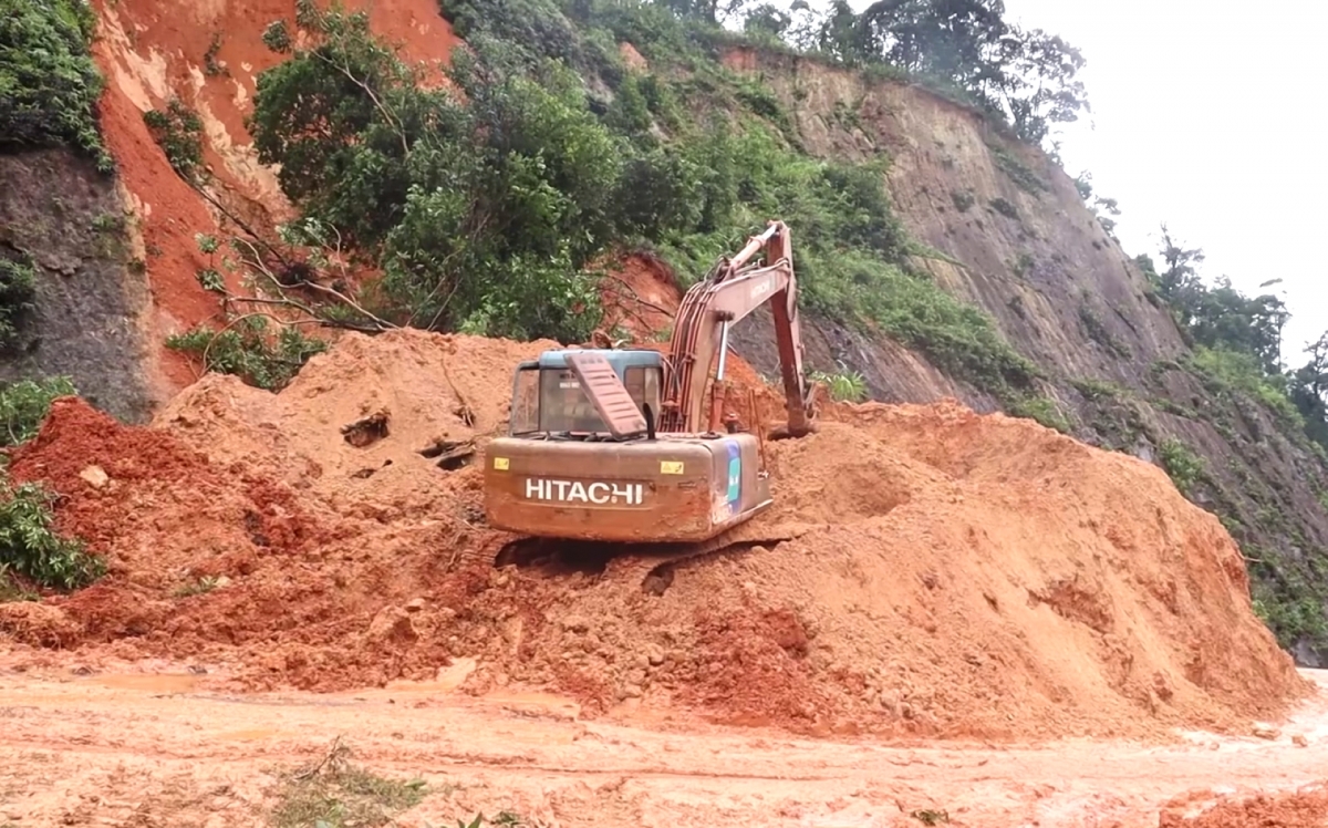 Huy động phương tiện nhanh chóng khắc phục sạt lở đảm bảo lưu thông.