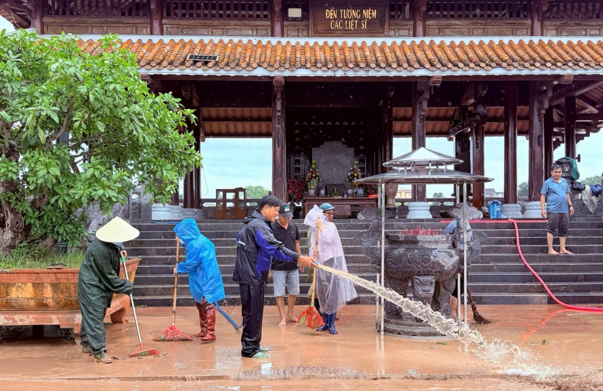 Khắc phục hậu quả mưa lũ với phương châm nước rút đến đâu dọn dẹp đến đó.