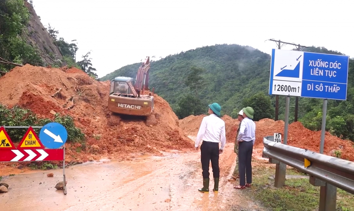 Khắc phục sạt lở trên tuyến đường Hồ Chí Minh đi xã Hướng Phùng.