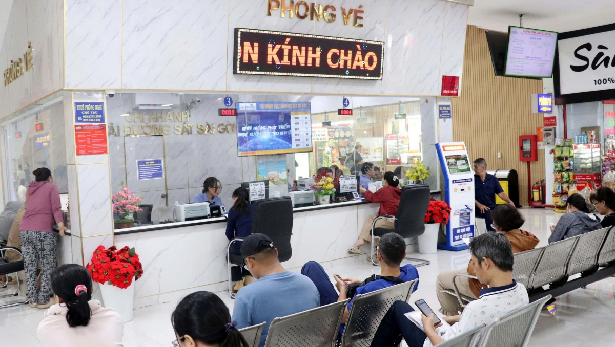 Khách chờ mua vé tại ga Sài Gòn.