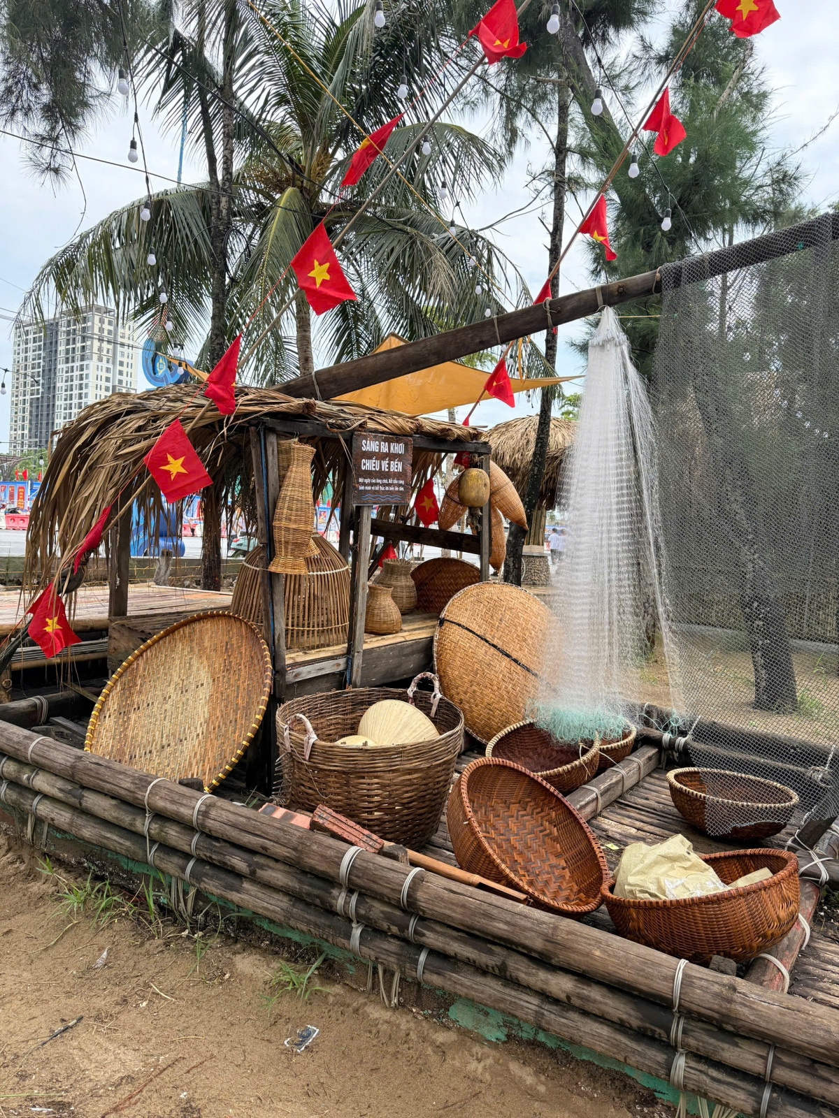 Không gian tiểu cảnh làng chài bên bãi biển Sầm Sơn.