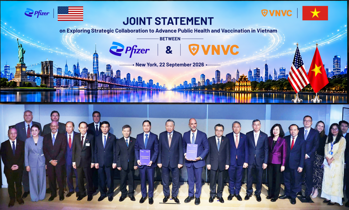 Tổng Bí thư, Chủ tịch nước Tô Lâm cùng Đoàn đại biểu cấp cao Việt Nam chứng kiến lễ trao văn kiện giữa Tập đoàn Dược phẩm Pfizer và Công ty Vắc xin VNVC (Việt Nam). Ảnh: TTXVN
 