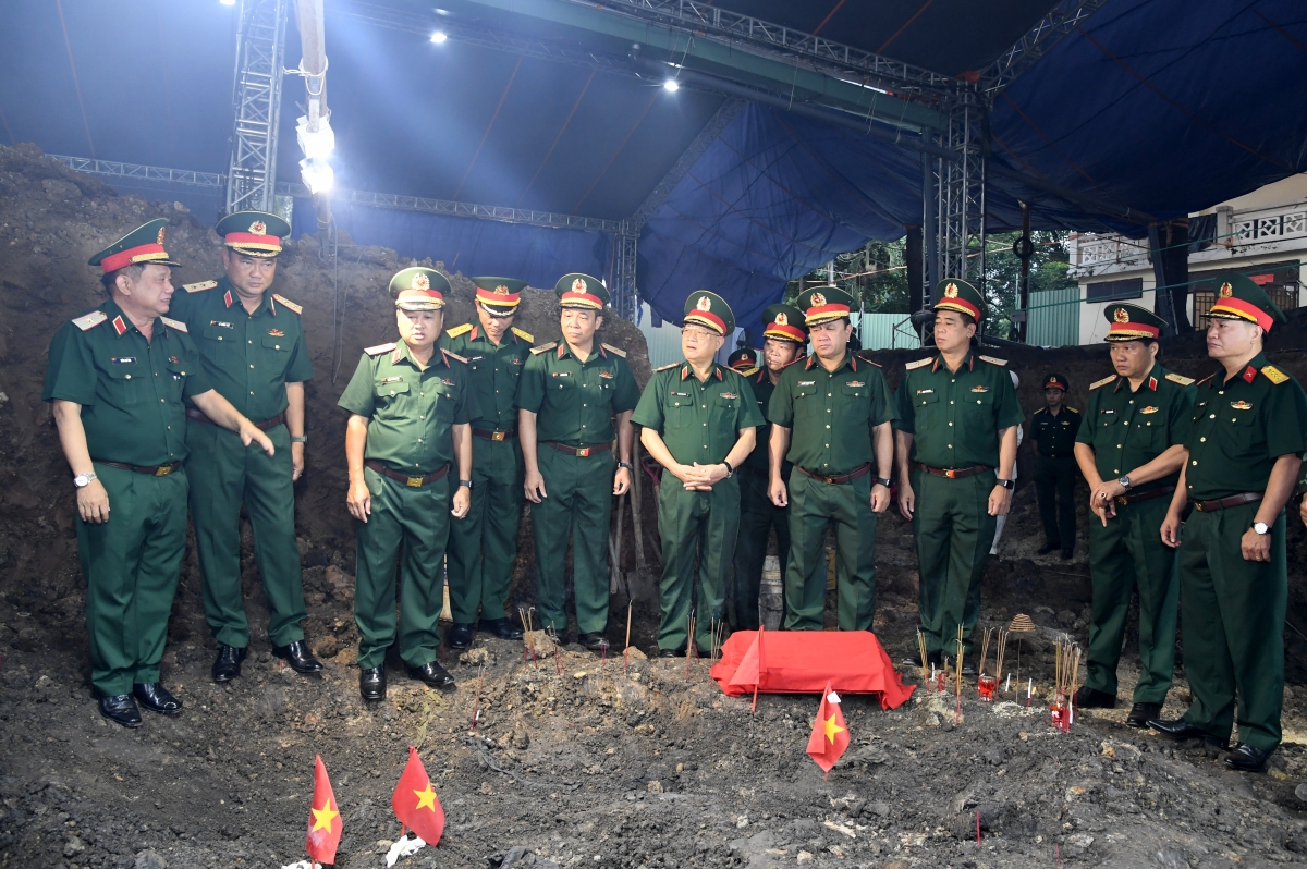 Lãnh đạo Bộ Tư lệnh Quân khu 7 trực tiếp kiểm tra công tác tìm kiếm (Ảnh: Bộ Tư lệnh TP.HCM)