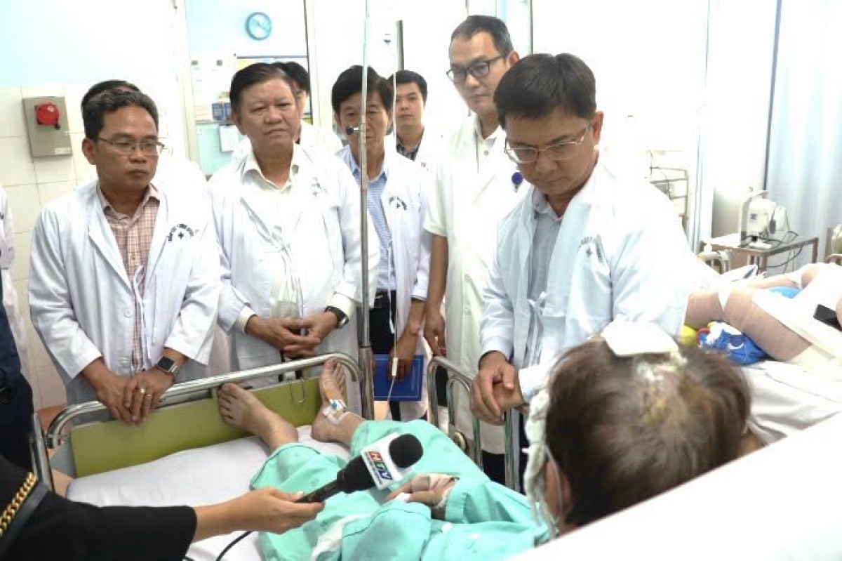 Lãnh đạo TP.HCM lắng nghe chia sẻ của các nạn nhân vụ cháy.